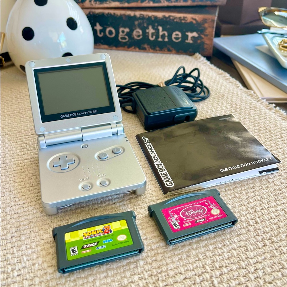 Nintendo GameBoy Advance SP Platinum Silver